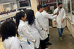 Estudantes de Farmácia do UNICEUSA realizam visita técnica aos Laboratórios de Bromatologia e Microbiologia de Alimentos da UFBA