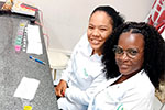 Estudantes de Enfermagem realizam experimento com repolho roxo revela a magia da Química no UNICEUSA-FACSAL