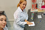 Estudantes de Enfermagem realizam experimento com repolho roxo revela a magia da Química no UNICEUSA-FACSAL