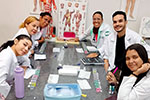 Estudantes de Enfermagem realizam experimento com repolho roxo revela a magia da Química no UNICEUSA-FACSAL