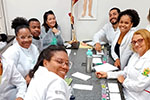 Estudantes de Enfermagem realizam experimento com repolho roxo revela a magia da Química no UNICEUSA-FACSAL