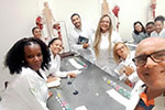 Estudantes de Enfermagem realizam experimento com repolho roxo revela a magia da Química no UNICEUSA-FACSAL