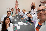 Estudantes de Enfermagem realizam experimento com repolho roxo revela a magia da Química no UNICEUSA-FACSAL