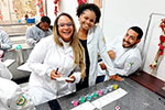 Estudantes de Enfermagem realizam experimento com repolho roxo revela a magia da Química no UNICEUSA-FACSAL