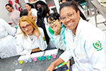 Estudantes de Enfermagem realizam experimento com repolho roxo revela a magia da Química no UNICEUSA-FACSAL