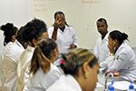 Aula prática no curso de Farmácia