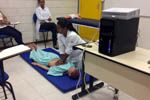 Alunos do curso de Fisioterapia realizam atividades de ginástica laboral