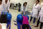 Alunos do curso de Fisioterapia realizam atividades de ginástica laboral