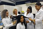 Aula de Terapias Capilares no Curso de Estética e Cosmética